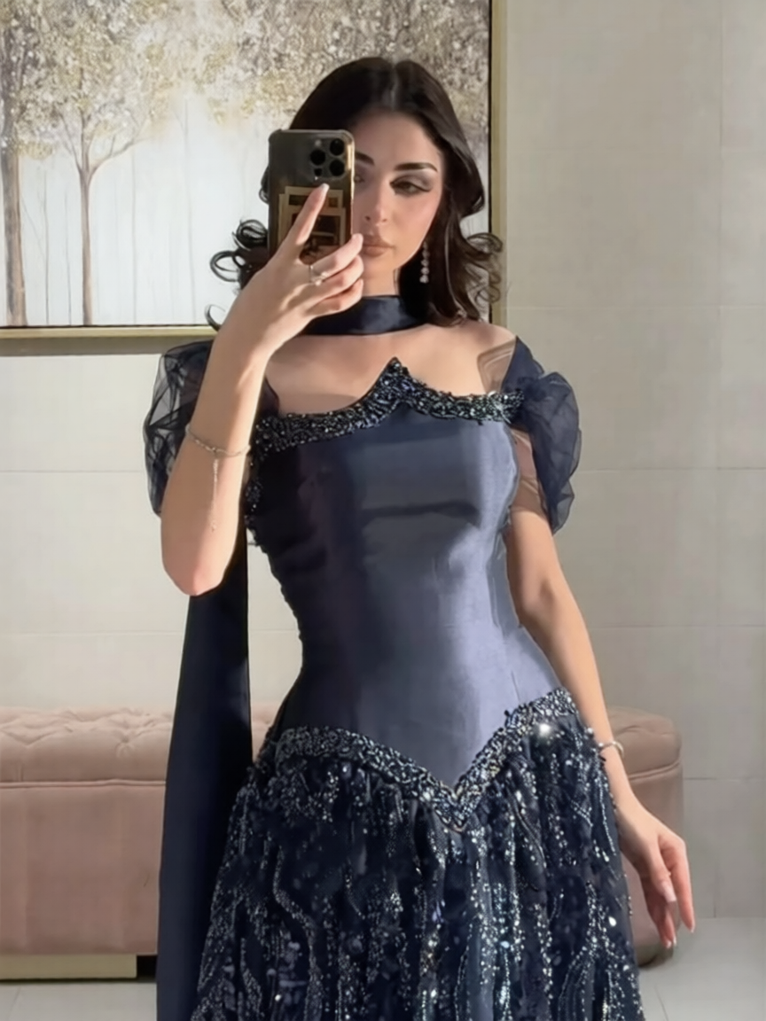 Princesse Scintillante en Soie et Perlage Fait Main
